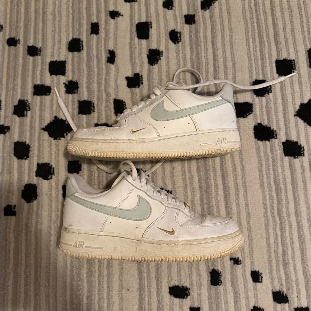 Nike Air Force 1 - White and Light Green